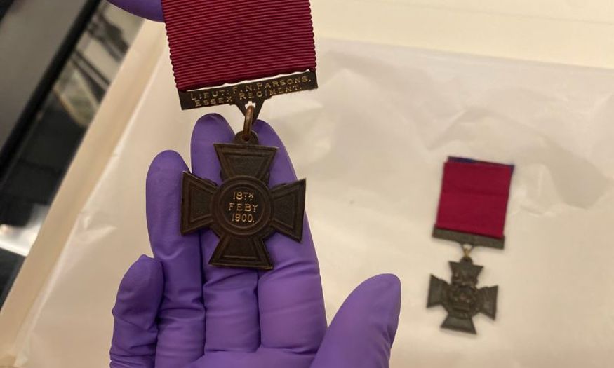 A close up of the back of a Victoria Cross medal with 'Lieutenant F. N. Parsons' engraved on it.  