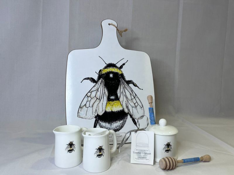 Kitchen accessories with bee print