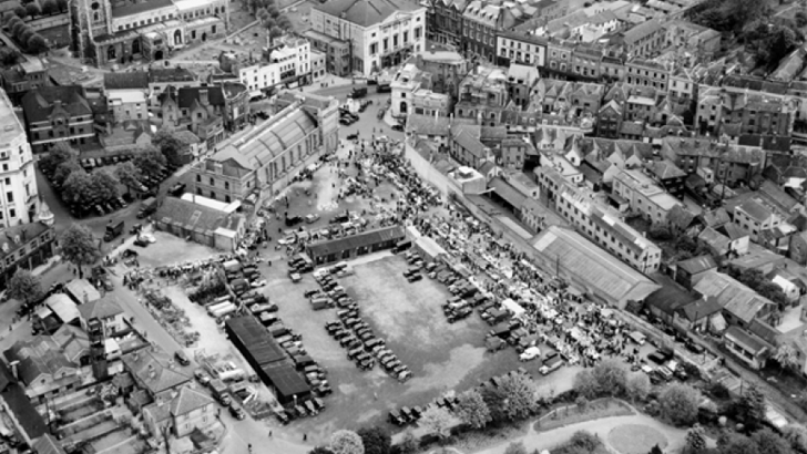 Market Day, rear of the Corn Exchange, 1949 (aerial photo, black and white)