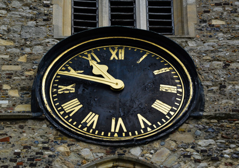 Clock at Chelmsford Cathedral, showing a time of 10 minutes to 11.